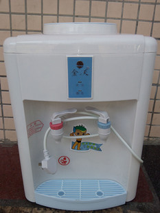 超值金沃原港蓝台式饮水机温热冷热全塑连体家用制冷制热水机批发