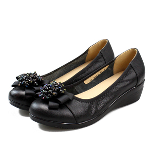 新款真皮工作鞋黑色休闲女鞋单鞋坡跟舒适水晶花朵妈妈鞋特大码43