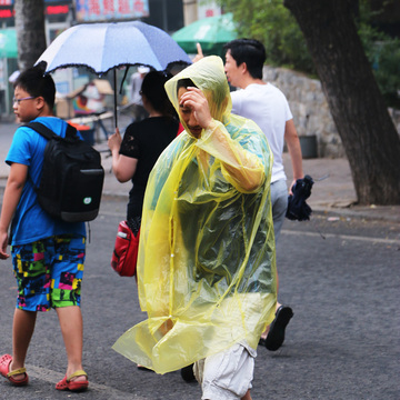 必备一次性雨衣便携加厚旅游玩旅行雨衣雨裤套装户外登山骑行雨披